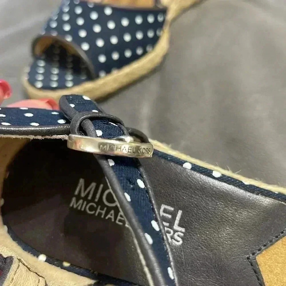 ❤️🔥 Michael Kors Navy Potadot Wedges - Picture 4 of 8